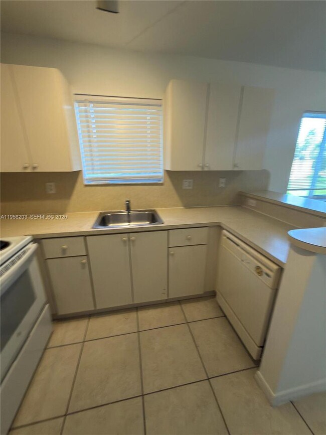 Building Photo - 930 NE 34th Ave