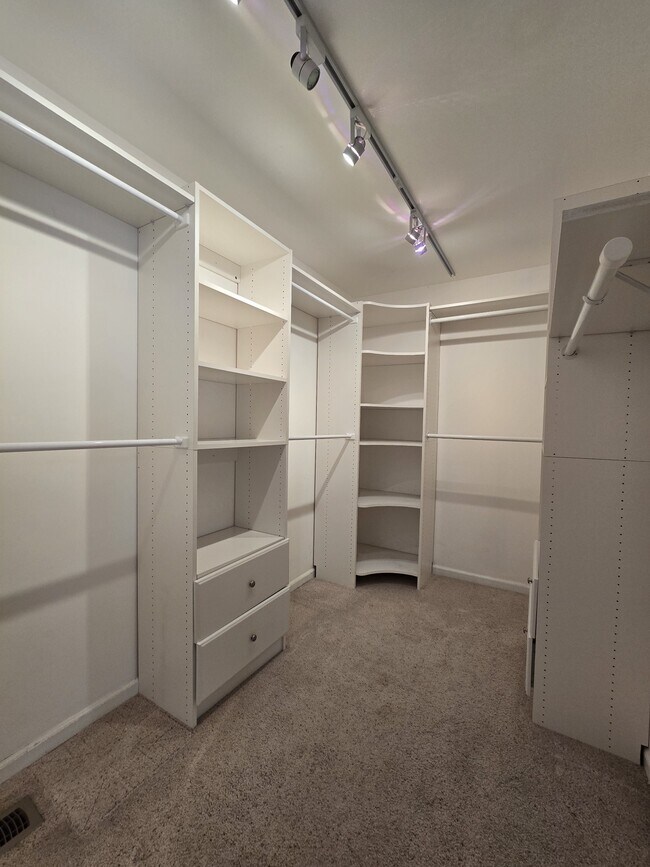 Building Photo - 232 Pebble Glen Dr