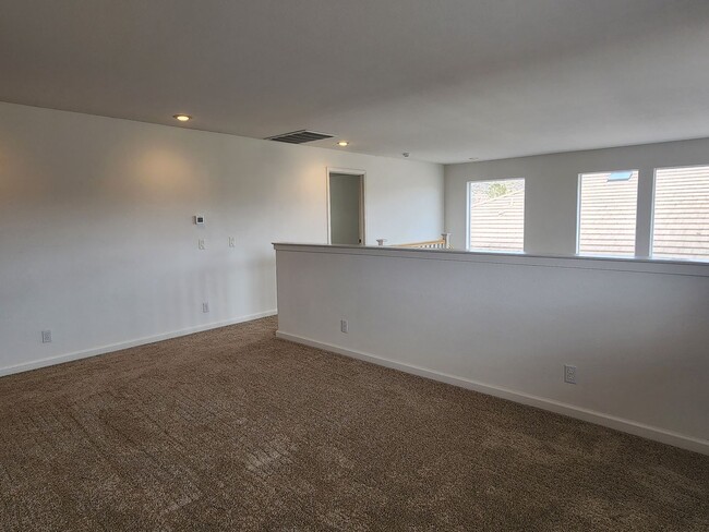 Building Photo - Large home on a golf course