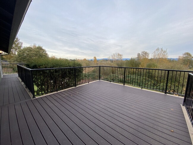 Building Photo - Spacious 4-bedroom with Panoramic Deck Next to Ferndale High