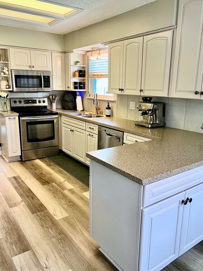 Building Photo - Charming 3-Bedroom Home with Modern Upgrad...