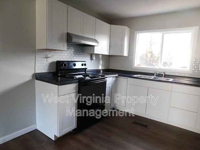 Building Photo - 200 Lewis St