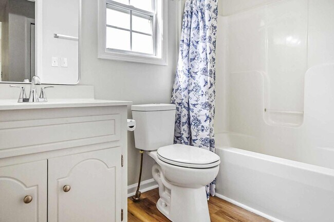 Building Photo - Pet Friendly Three Bedroom!