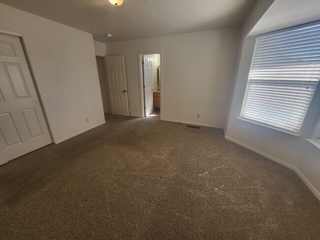 Building Photo - 996 Desert Dr