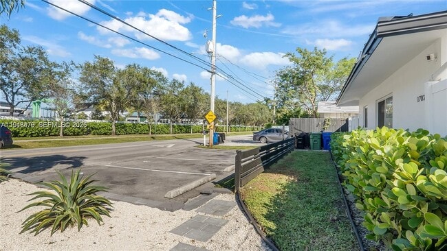 Building Photo - 1702 SW 20th St