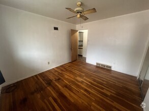 Building Photo - Charming 1-Bedroom Apartment Near Cherokee...