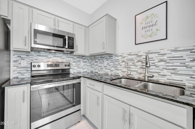 Building Photo - 8326 N 22nd Ln