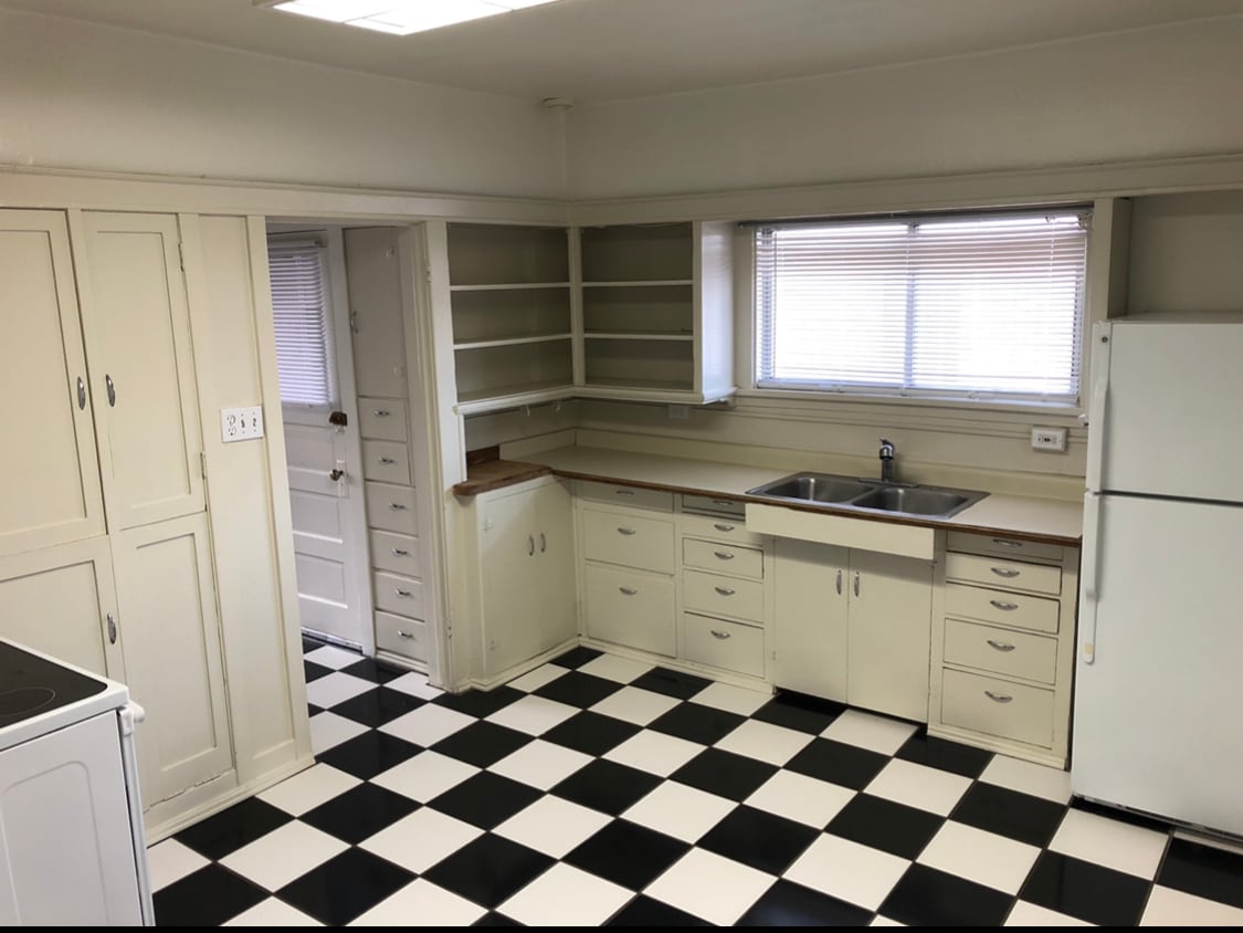 Building Photo - 1124 E Garfield Ave