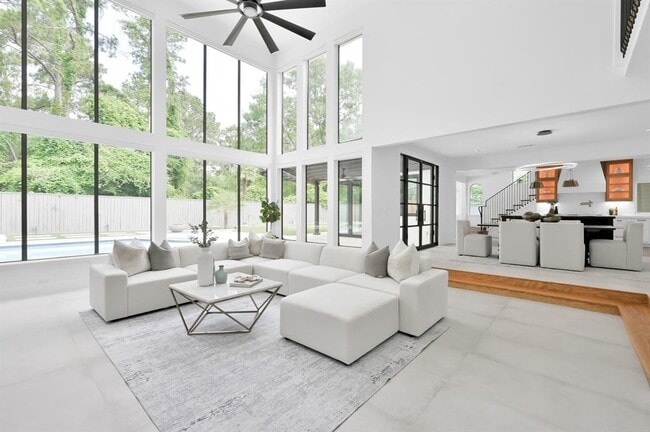 Building Photo - 35 Fernglen Dr