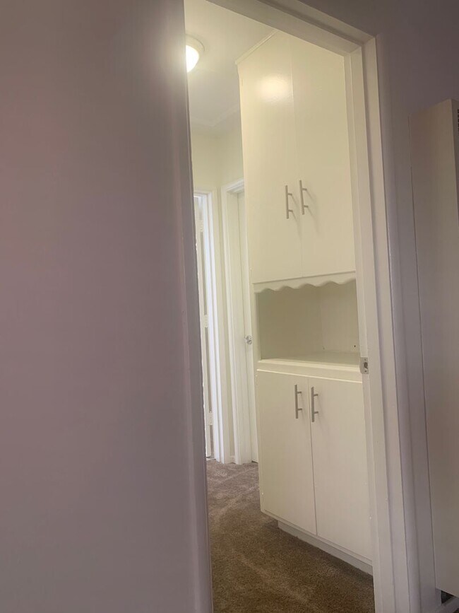Building Photo - Cheerful and Spacious 1 bd/1bth Upstairs Unit