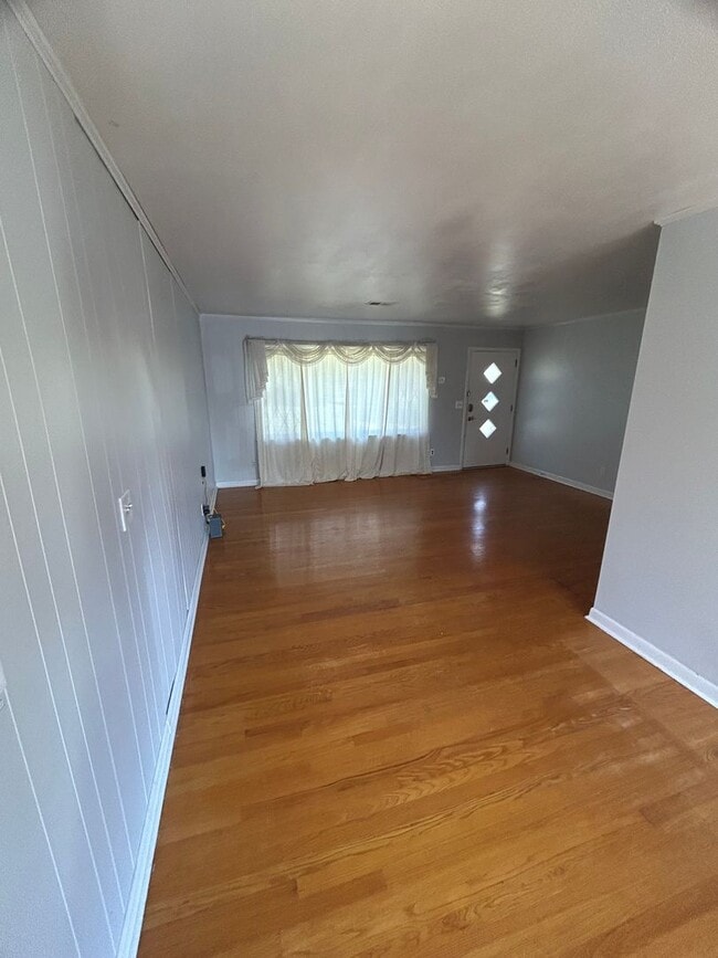 Building Photo - Beautiful 3 bed 3 bath home with finished ...