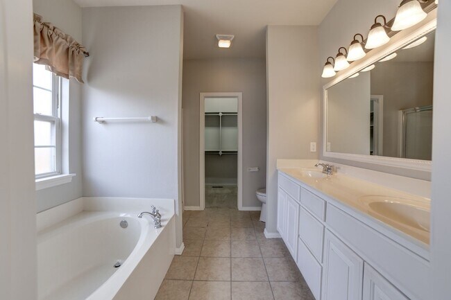 Building Photo - 5 Bed | 2.5 Baths | Broken Arrow