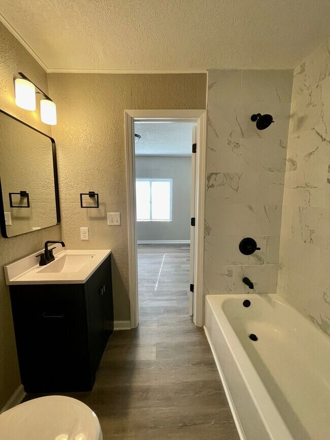 Building Photo - Large 3 Bedroom Remodeled Home