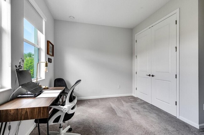 Building Photo - 16330 Oakview Dr