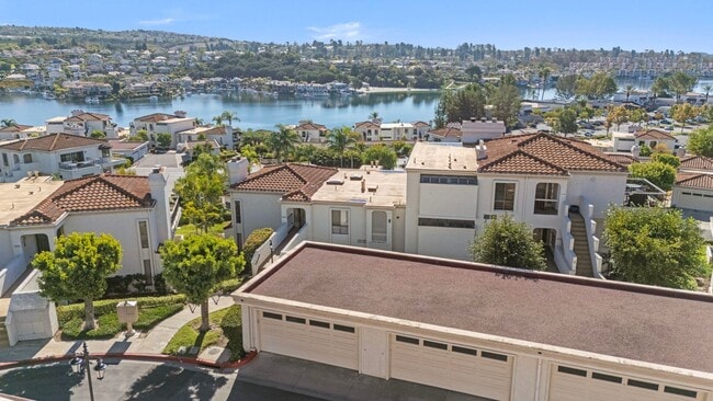 Building Photo - Stunning 2 bedroom *LAKE VIEW* condo for r...