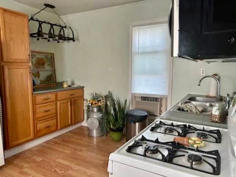 Spacious kitchen - 521 Curtis St
