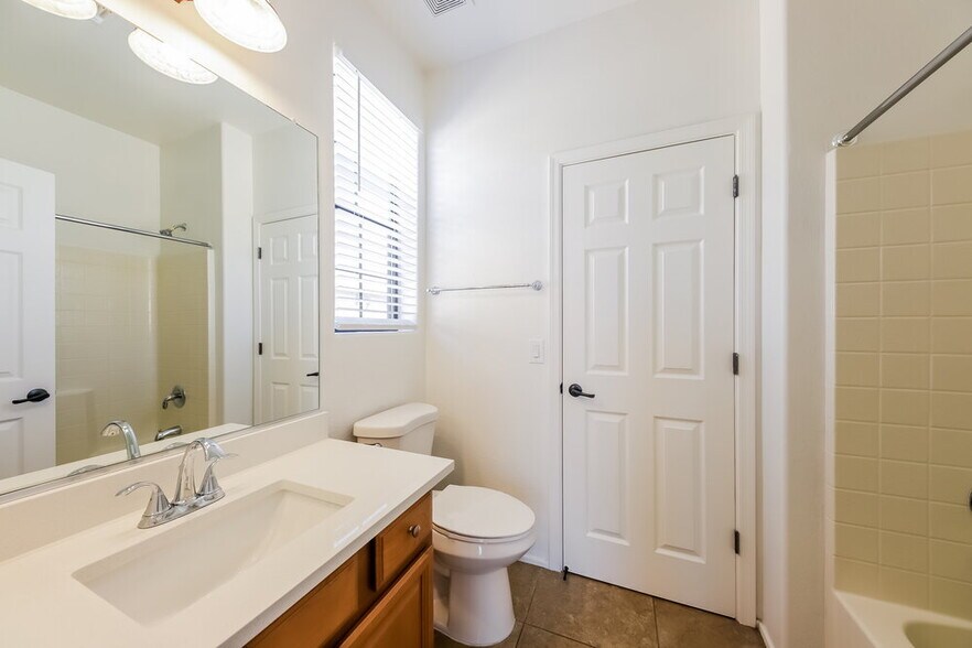 Building Photo - 2373 W Sleepy Ranch Rd