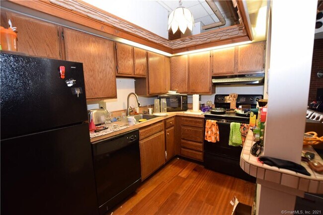 Building Photo - 222 Williams St E