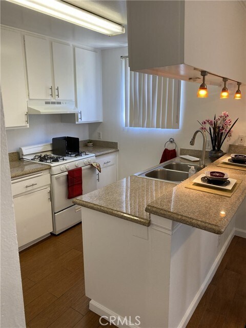 Building Photo - 1943 Vista Del Mar Ave