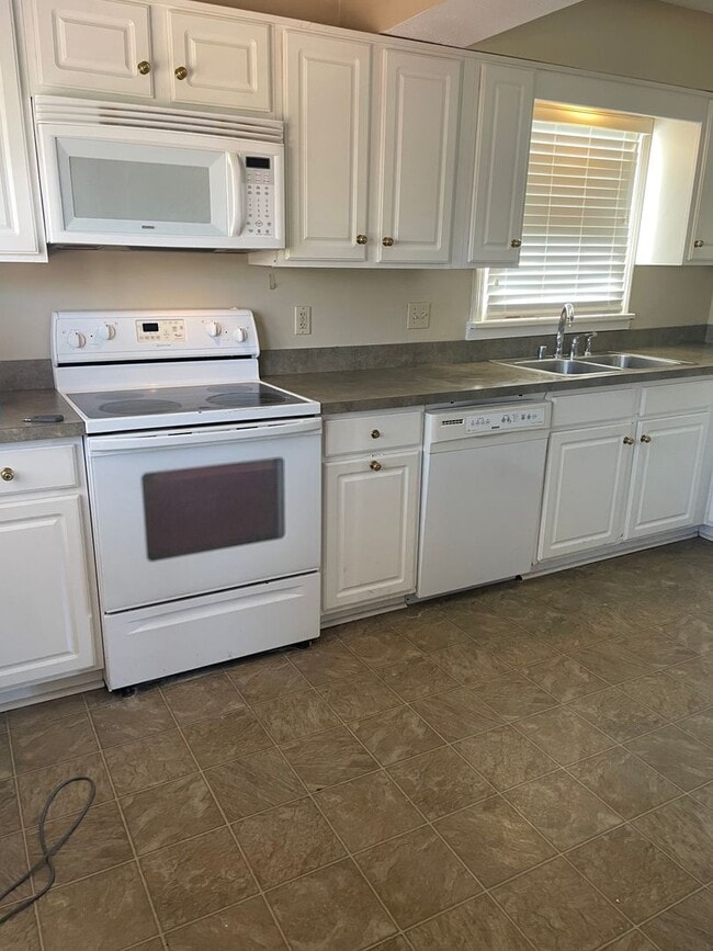 Building Photo - Spacious Three Bedroom/Three Bath Ranch in...