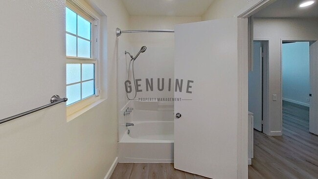 Building Photo - 3 Bedroom Beautifully Upgraded Home in Ana...