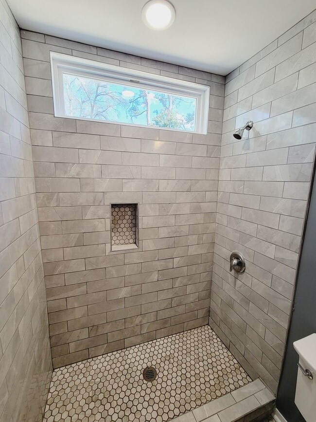 Building Photo - SUNSET PARK - Updated interior and fenced ...