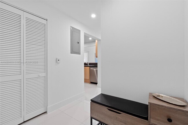 Building Photo - 225 Collins Ave