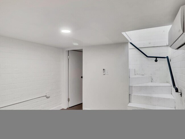 Building Photo - 544 W 17th Pl