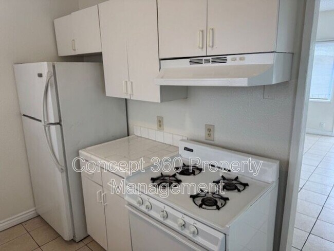 Building Photo - 758 Cerritos Ave