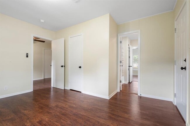 Building Photo - 506 S Oak St