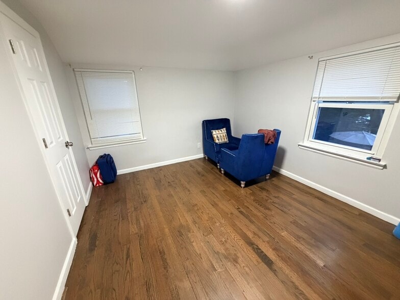 Building Photo - 10 Dunstan Dr