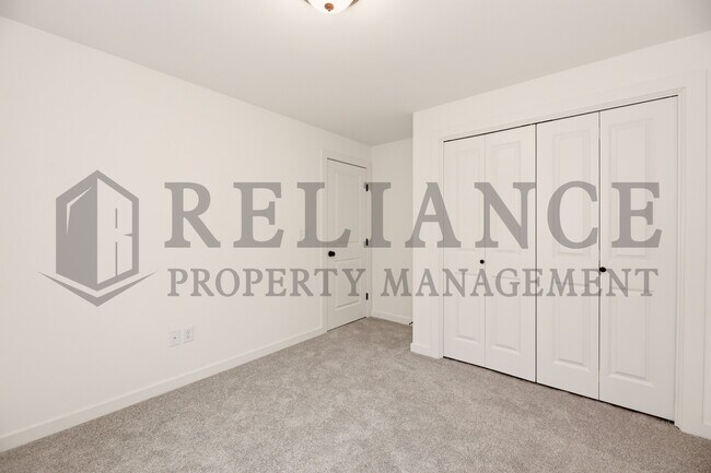 Building Photo - 5243 N Pinecrest Ct