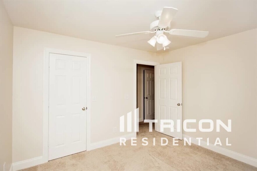 Building Photo - 1344 St Ives Ct