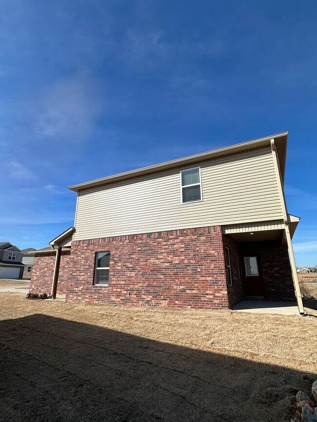 Building Photo - Happy Birthday, America! Secure This Charming 3-Bed, 2-Bath Home in Farmington—First Month's Rent...