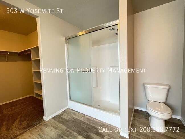 Building Photo - 303 W Yosemite St