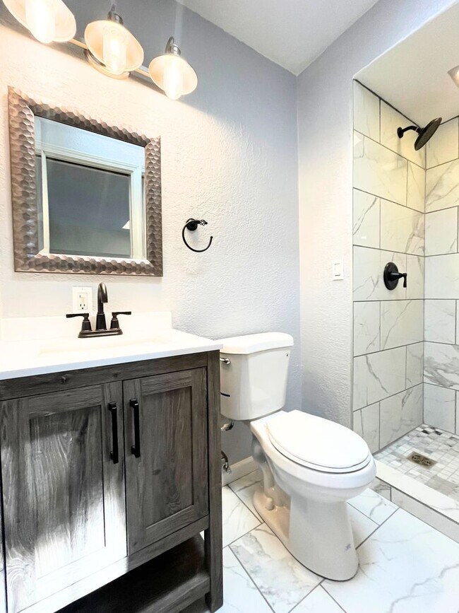 Building Photo - Spacious 3 Bedroom 2 Bathroom Home In The NE!