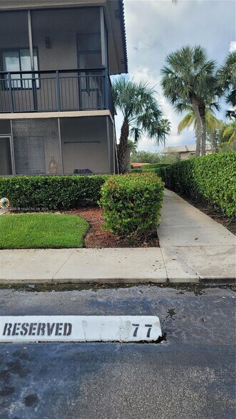 Building Photo - 330 Racquet Club Rd