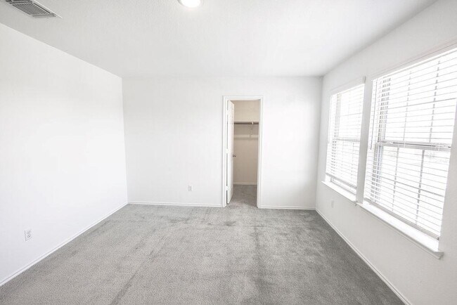 Building Photo - 448 English Oak St