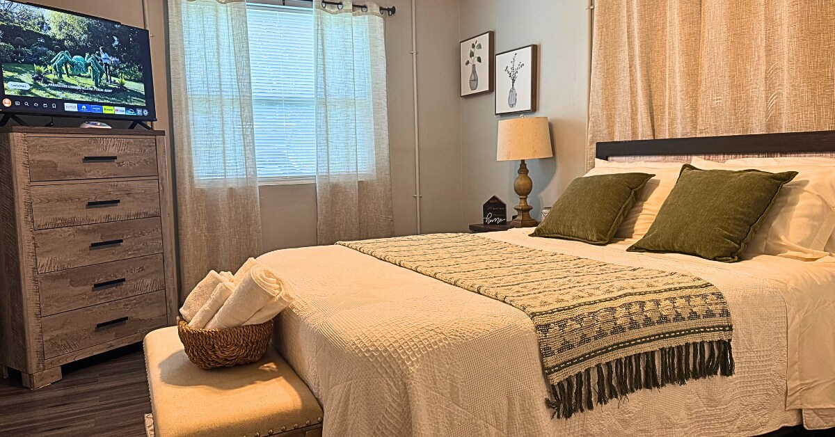 Bedroom w/ Storage & TV - 1115 Henrietta Dr