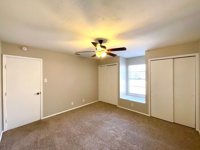 Building Photo - MUST SEE! 2 Bedroom / 1.5 Bath Duplex w/ Garage!