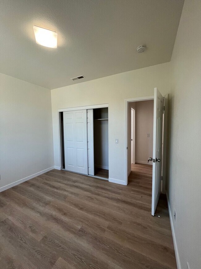 Building Photo - 2065 Banjo Dr