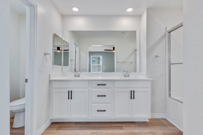 Building Photo - Spacious Three Story 3 Bed 3.5 Bath Smarth...