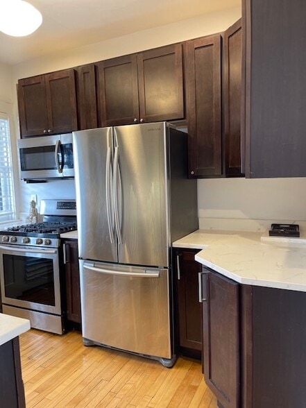 Building Photo - 412 Pleasant St