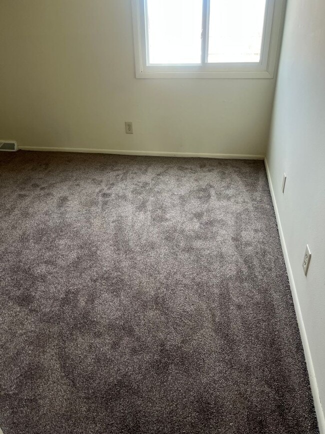 Building Photo - 3 Bedroom 2 1/2 Bath Townhome