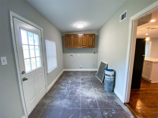 Building Photo - 1406 Mystic St