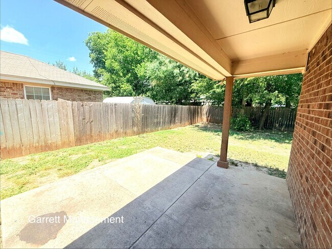 Building Photo - 1203 E Ave G