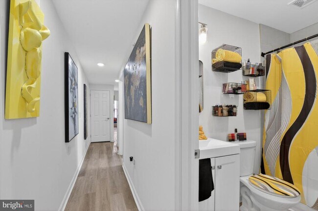 Building Photo - 2352 W Thompson St