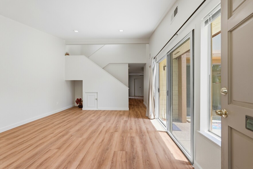 Building Photo - 10432 Larwin Ave