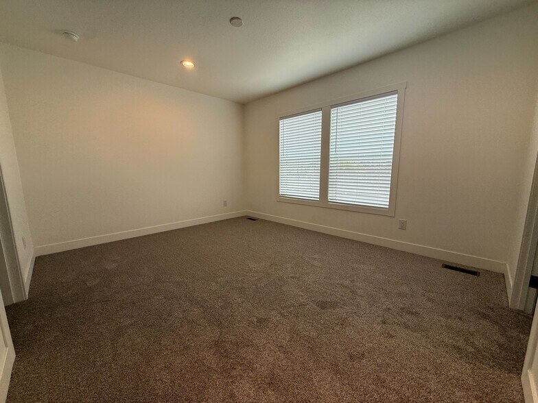 Building Photo - 3601 E Wyoming Ave