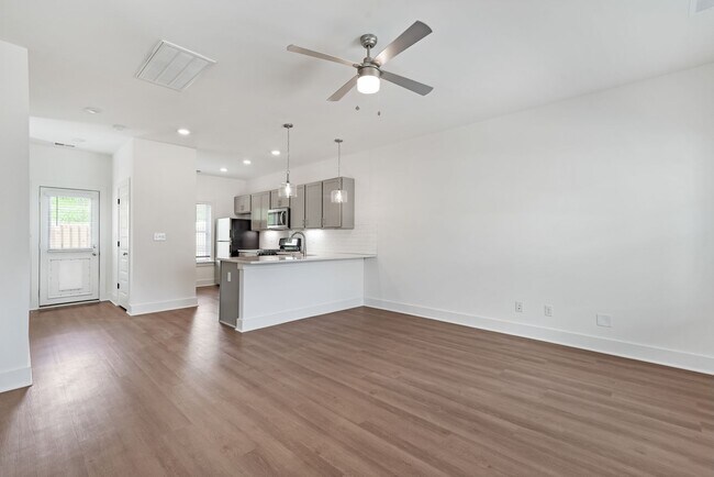 Building Photo - Elevated Rental Home with Community Amenities